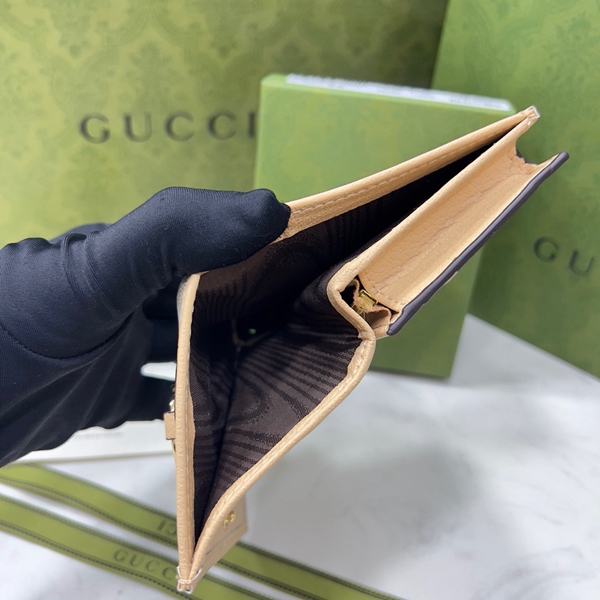 グッチ財布コピー着用イメージ